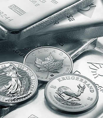 Gestapelte Silberbarren und Anlagemünzen wie Maple Leaf und Krügerrand.