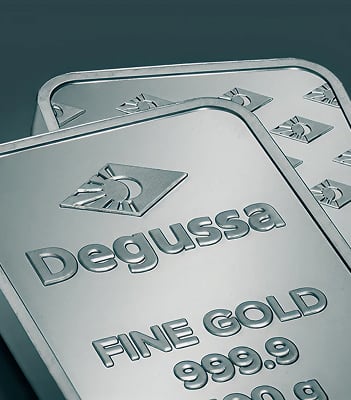 Zwei gestapelte Goldbarren mit Degussa-Logo und der Prägung FINE GOLD 999.9.