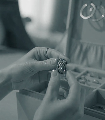 Hände begutachten wertvoll aussehenden Ring